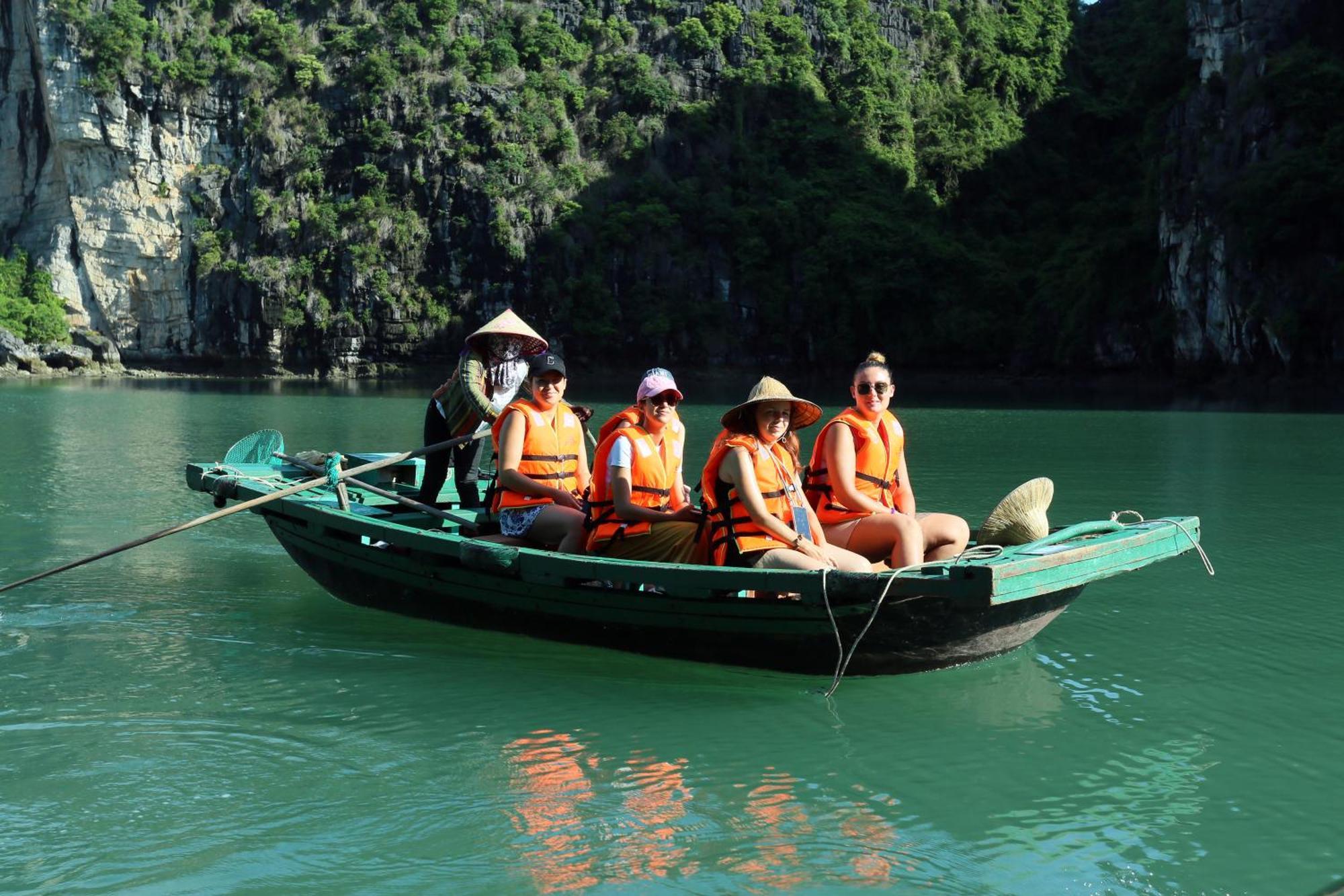 Hotel Ruby Cruise Ha Long Esterno foto