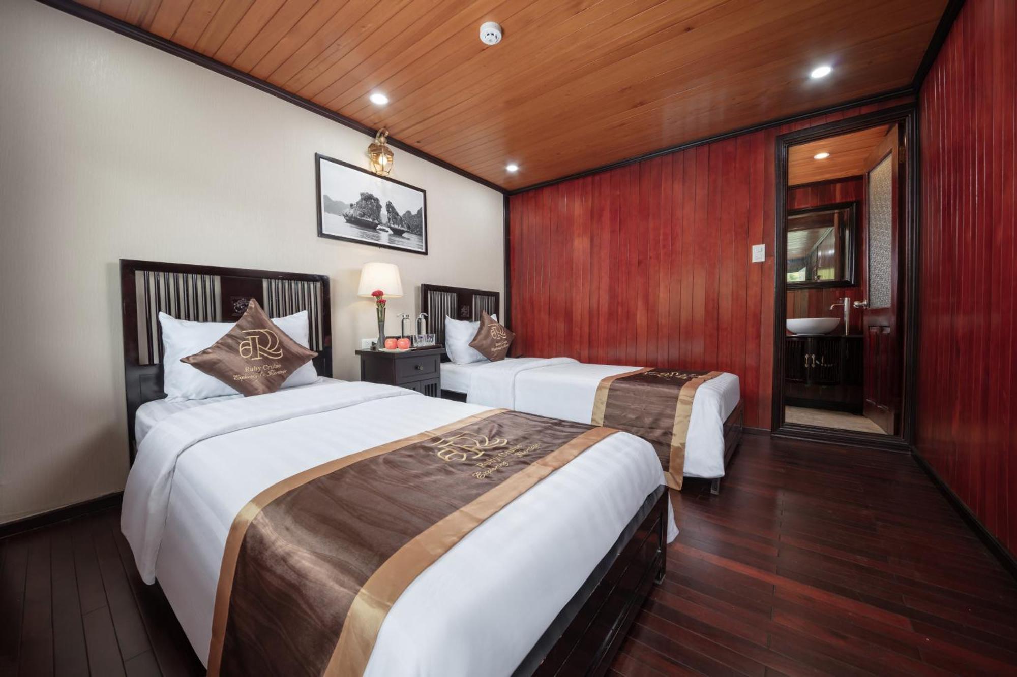 Hotel Ruby Cruise Ha Long Esterno foto