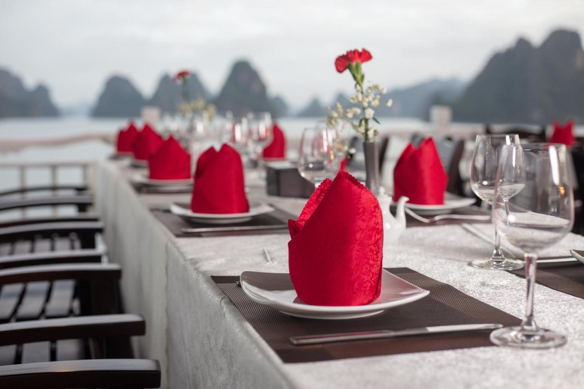 Hotel Ruby Cruise Ha Long Esterno foto