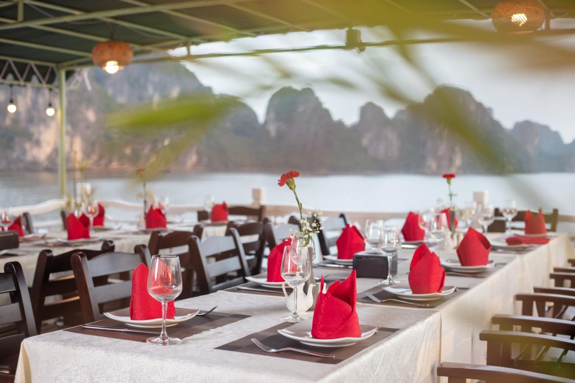 Hotel Ruby Cruise Ha Long Esterno foto