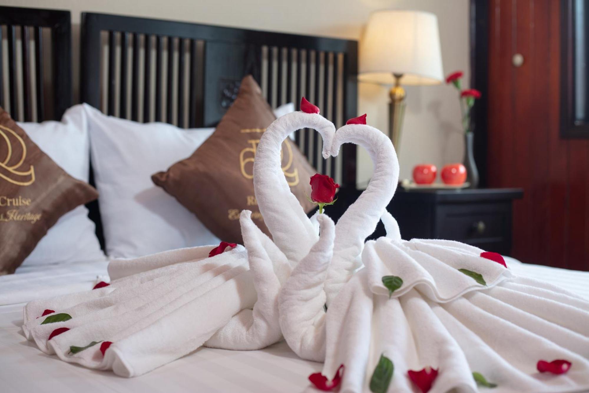 Hotel Ruby Cruise Ha Long Esterno foto